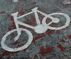Велосипед, окрашены на тротуар, указывает, что пространство резервируется для использования велосипедов